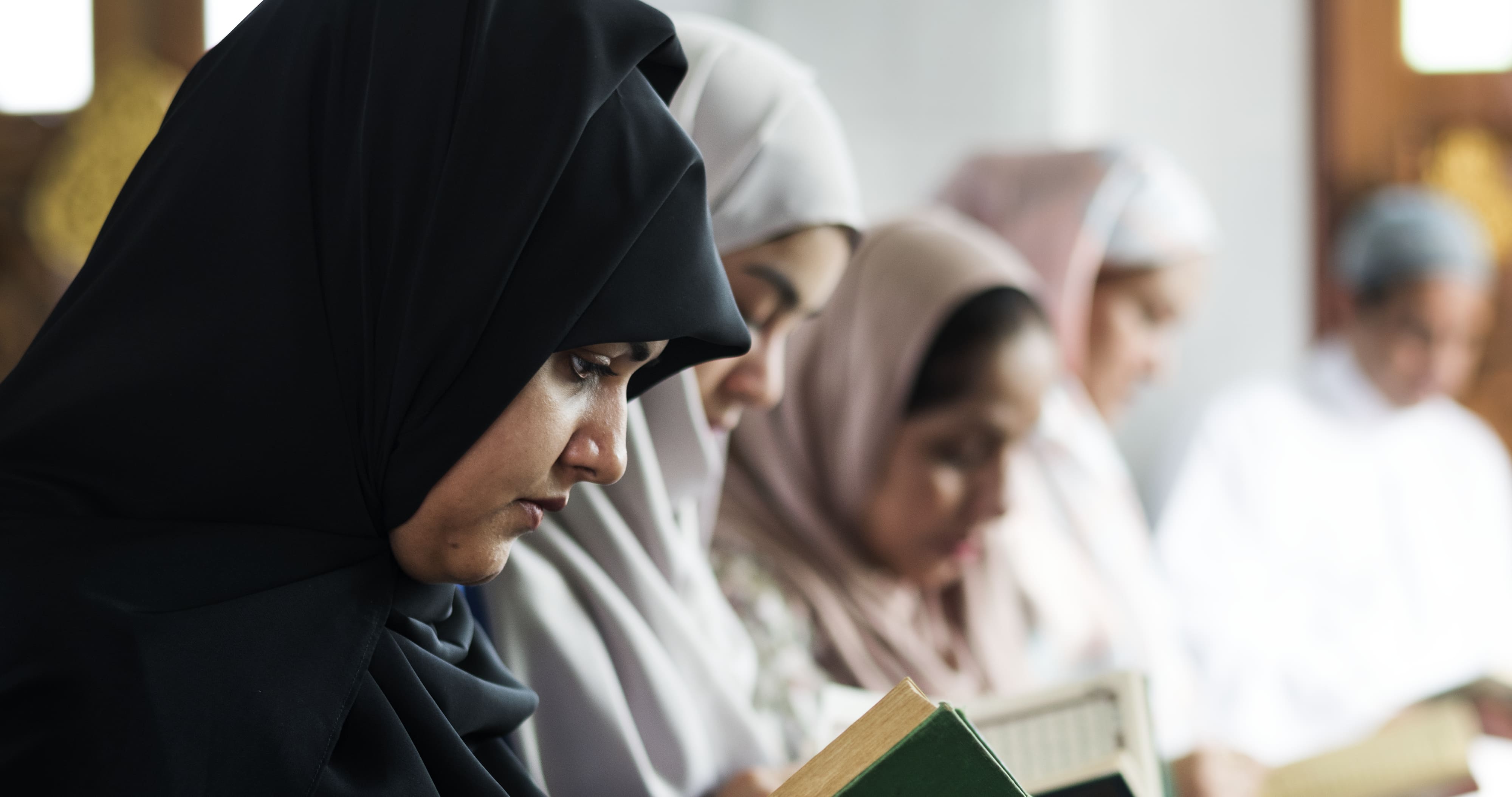 Bolehkah Membaca Al-Qur'an Saat Haid? Ini Penjelasannya!